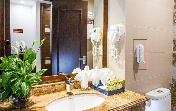 đi tìm lý do khách sạn lắp điện thoại trong nhà vệ sinh